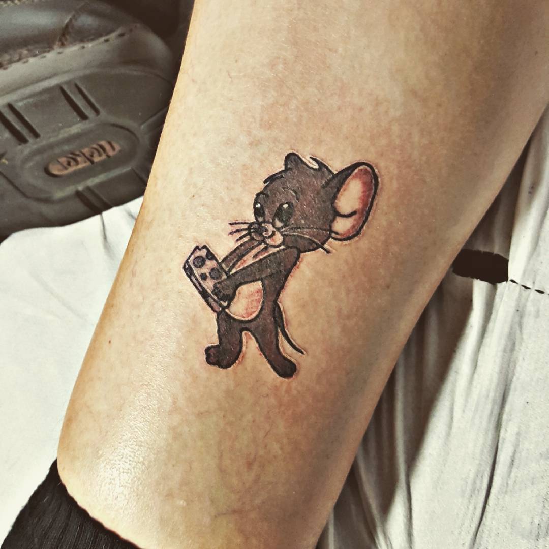 于先生小腿可爱鼠纹身图案