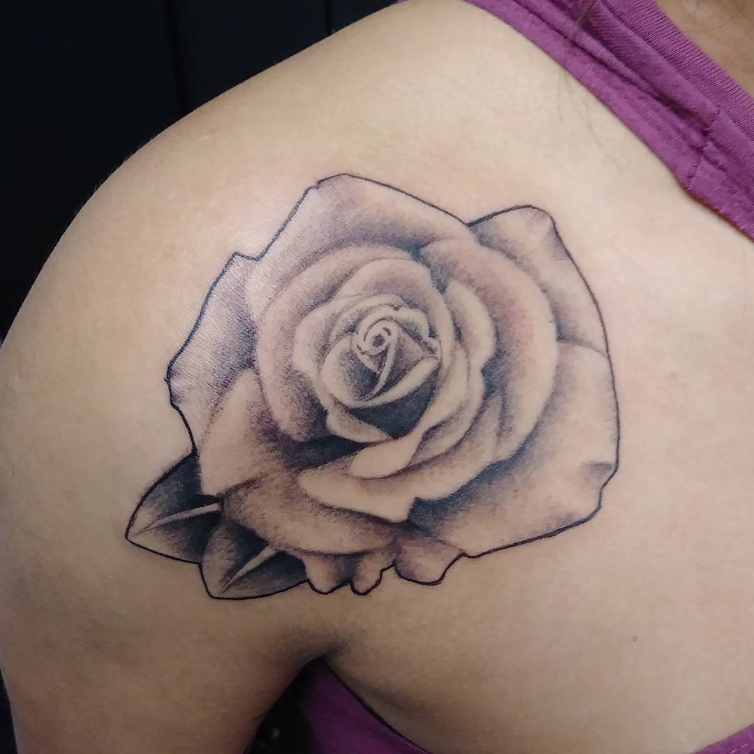 包小姐肩膀写实玫瑰纹身图案