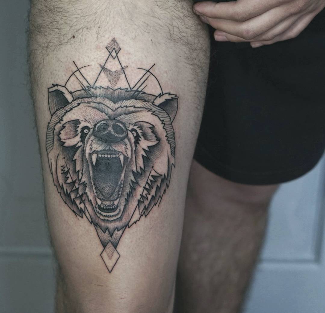 家先生大腿熊纹身图案