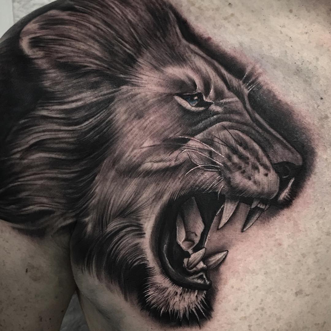俞先生胸前狮子纹身图案